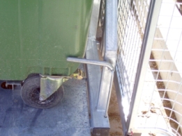 660 bin automatically held in place on dual bin cradle